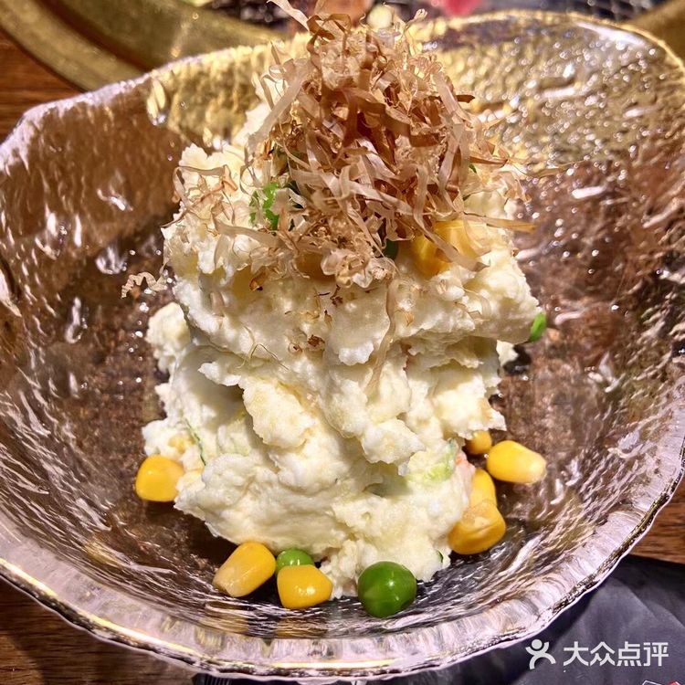 「厚切牛小排」肉质细嫩、肥厚适中，烤完肉香四溢