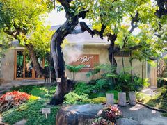 -Chom Cafe and Restaurant