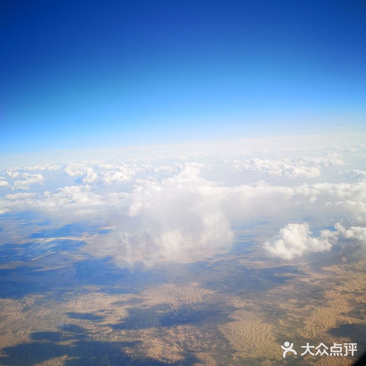 天空很蓝，几朵白云就像是画上去似的，天空和白云都很干净