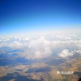 天空很蓝，几朵白云就像是画上去似的，天空和白云都很干净