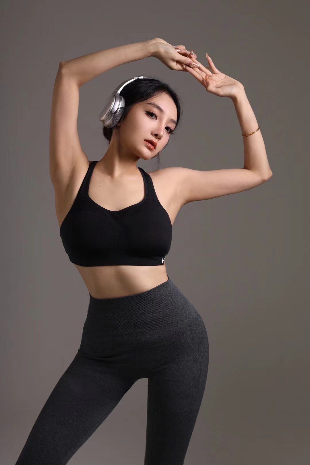 这家健身工作室的女教练有点好看哇 左划