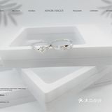 客订简约情侣钻戒女戒:经典扭臂四爪，镂空戒托设计