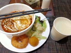 -武汉光谷广场杨家湾地铁站怡程酒店