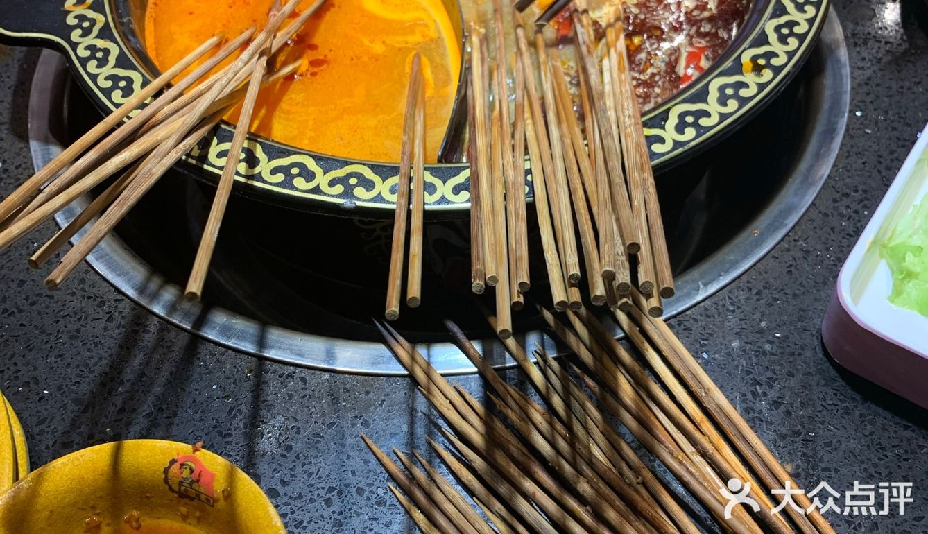 番茄锅味道很浓郁，辣锅越煮越辣