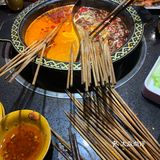 番茄锅味道很浓郁，辣锅越煮越辣