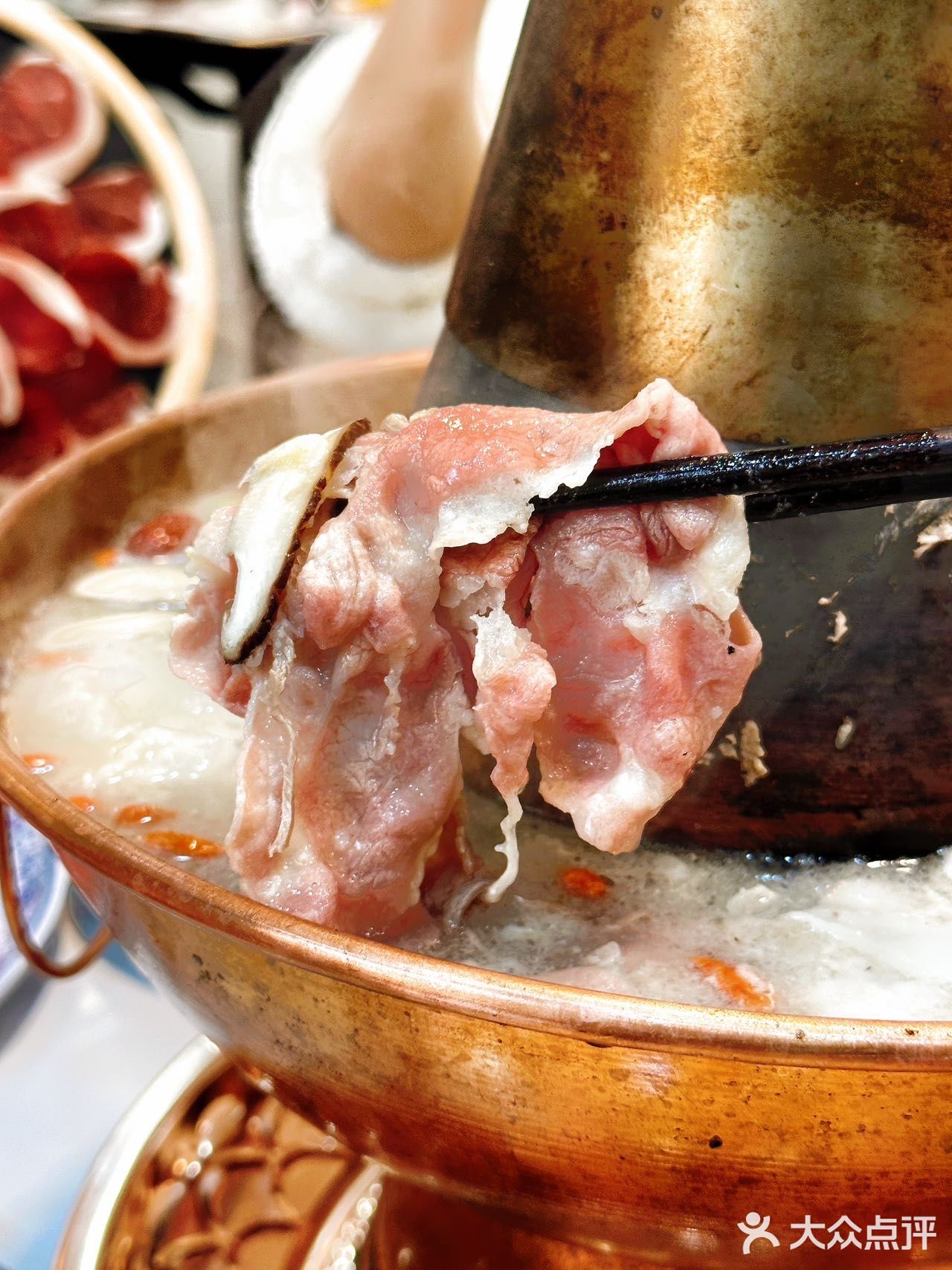 在武汉，可以品尝到正宗的老北京涮肉