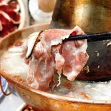 在武汉，可以品尝到正宗的老北京涮肉