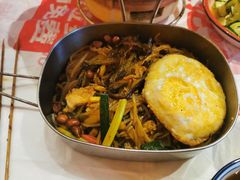 炒三鲜螺蛳粉-老表记广西宵夜螺蛳鸭脚煲(西大店)