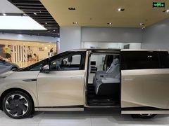 -小鹏汽车(上海静安大融城店)