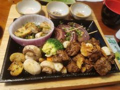 铁板黑椒雪花牛里脊配黄油煎时蔬-鳗鱼家·深夜食堂(军博店)