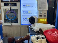 -爱革·奢品·鞋包·衣物·家居(金桥国际商业广场店)