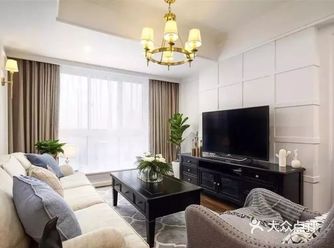 餐厅中的卡座及顶部都是实用的储物柜，在紧凑的面积下