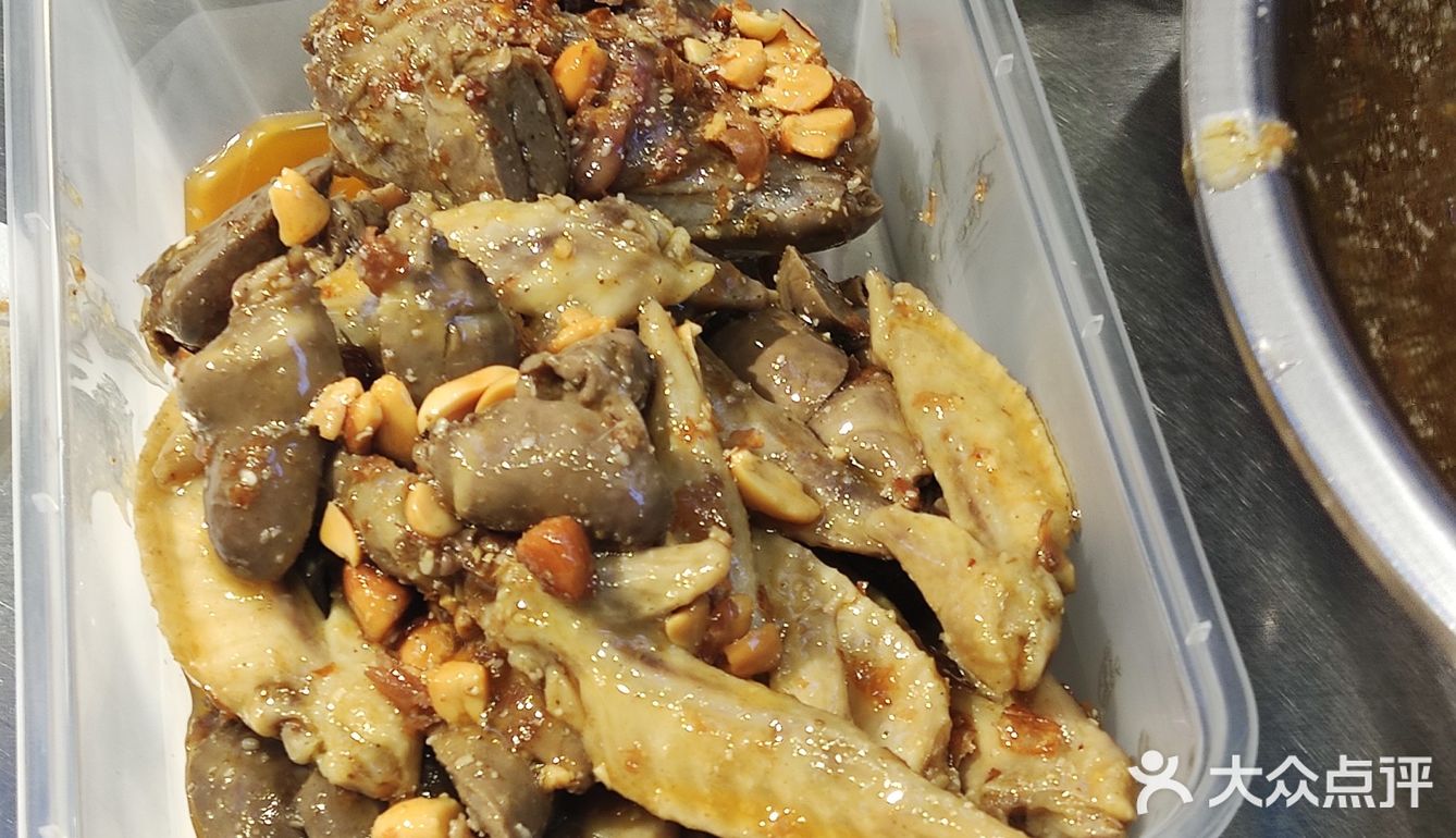 拌仙兔头·一家把热卤做来火出圈的品牌