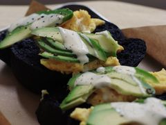 牛油果鸡蛋拼竹炭包-A30 BISTRO