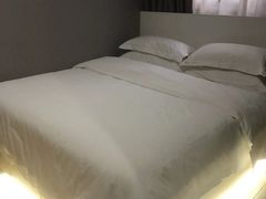 -轻奢·全曼酒店(深圳坂田北地铁站店)