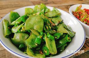 Green Pepper Stir-fried with String Beans