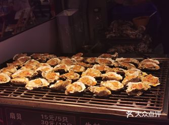 小生蚝30元10个。我们买的是小生蚝，蒜蓉加剁椒烤的