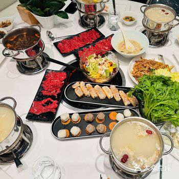 去出差先来个小夜宵。又不想吃的油腻，肯定是潮汕火锅了