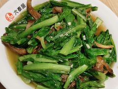 油麦菜炒鲜蘑-六泰居·尔滨地标·东北菜(黄河路店)