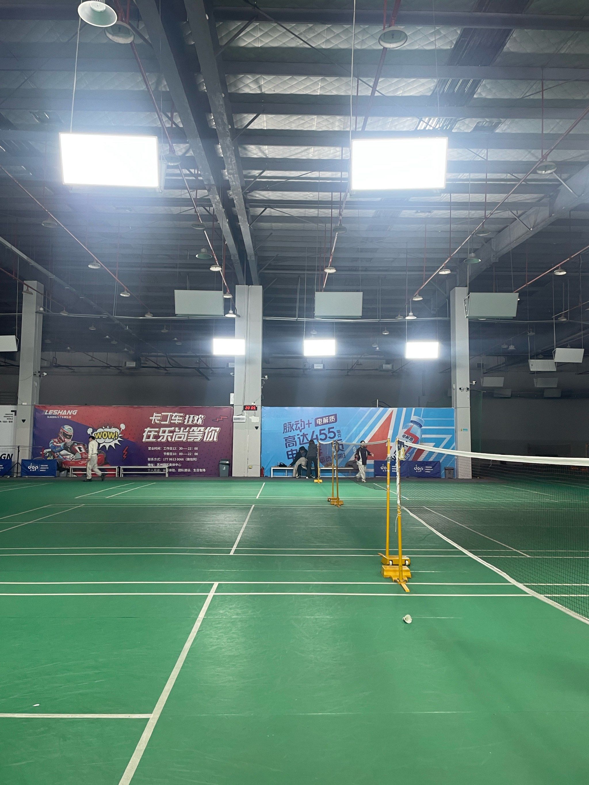 n•  场地空间:此次体验的羽毛球馆场地十分宽敞,拥有多个标准