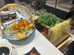 -洪氏嗨捞·广东猪肚鸡·椰子鸡火锅(西咸万象城店)