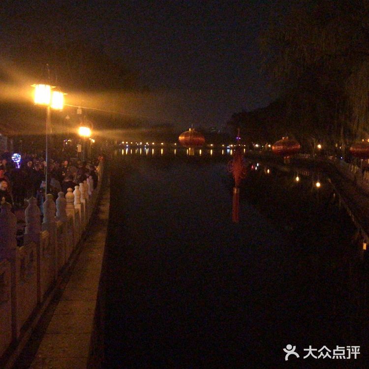 后海是北京有名的地标，酒吧一条街著名
