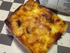 杏仁岩烧爆浆芝士蛋糕-Caidie Bakery采蝶轩(钟村店)