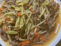 白芹炒牛肉-迎懿餐厅