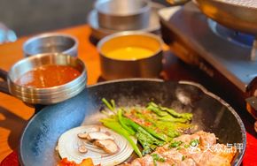 Charcoal-Grilled Black Pork in Iron Pot