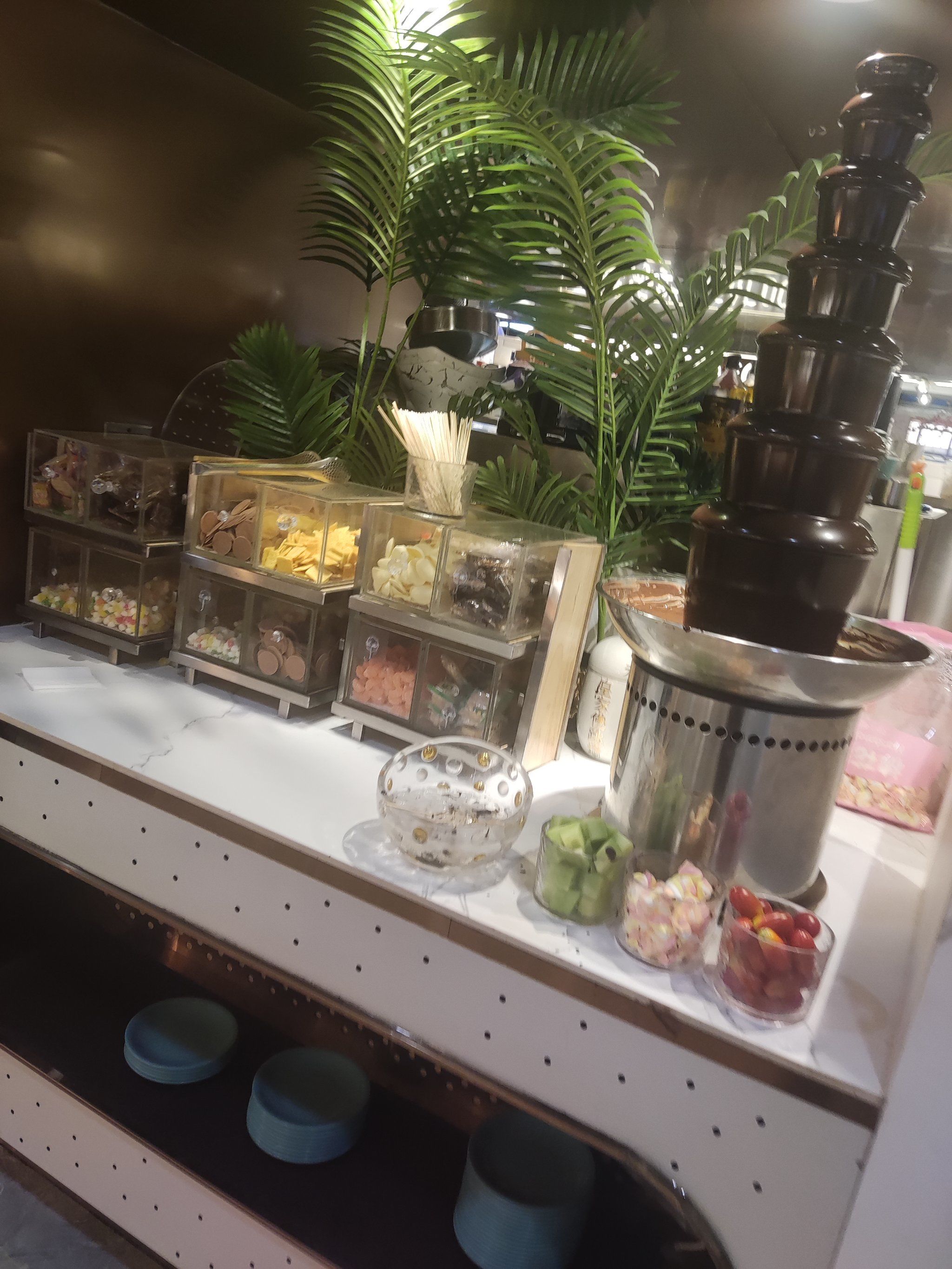 九寸花汀自助人依旧挺多的,连锁的几家,虽然说不是多好