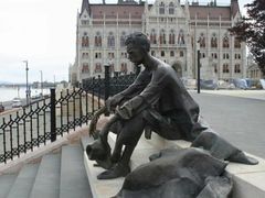 -多瑙河畔鞋履雕塑