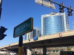 -枫蓝国际购物中心-地面停车场