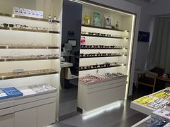 -视野联行眼镜•蔡司•依视路(温江店)