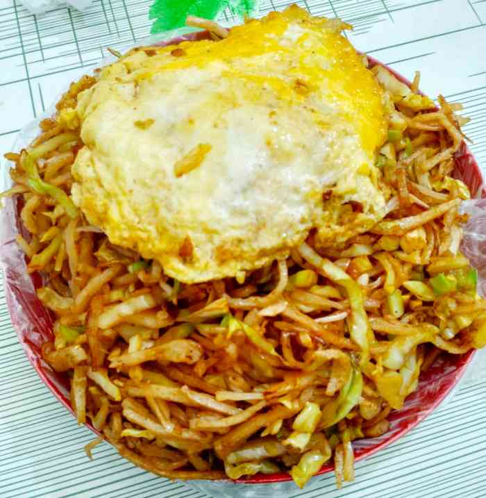 炒饼加鸡蛋,个人喜欢用土豆丝炒的.