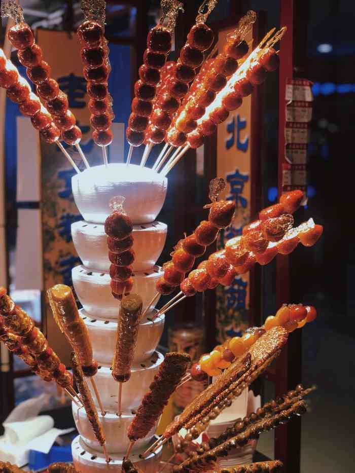 就在龙德广场的2楼,一个小小的摊位～糖葫芦是6元一串,相对比起来算