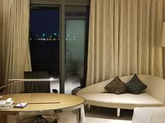 -上海滴水湖皇冠假日酒店