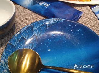 环境：云南走出来的特色菜 有流水有孔雀 整体色调蓝色