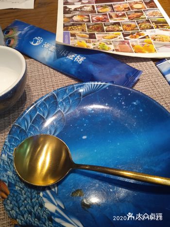 环境：云南走出来的特色菜 有流水有孔雀 整体色调蓝色