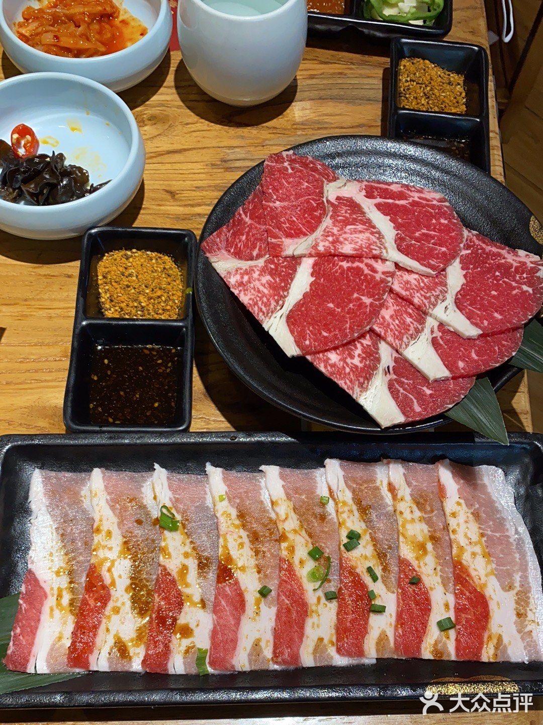 在老远就 闻到他们家的肉味了。烤肉味道十足。门