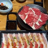 在老远就 闻到他们家的肉味了。烤肉味道十足。门