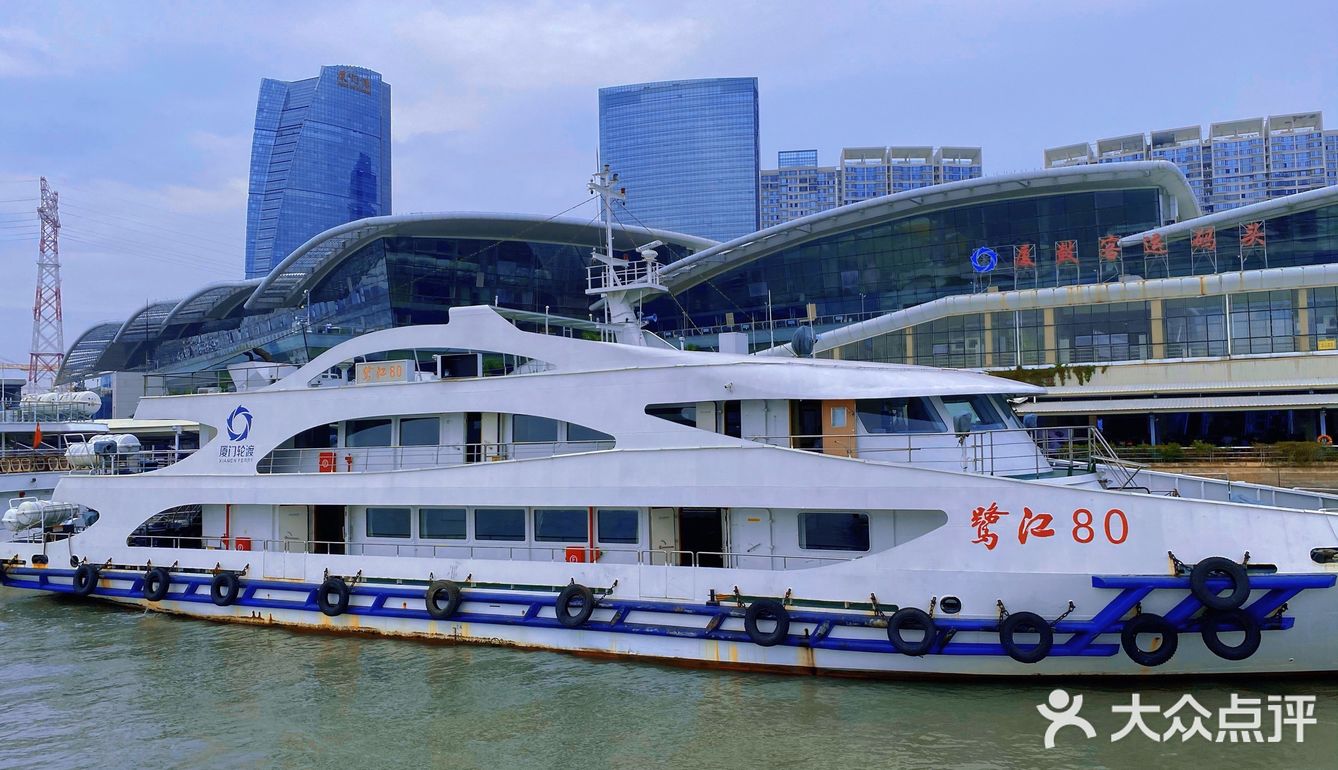 吃：美食比较清淡 适合沿海的人口味穿着