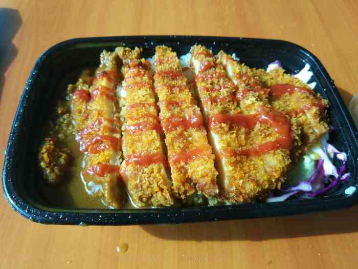 超大的鸡排,然后有咖喱酱和蔬菜沙拉,外卖的优惠力度超级大!强推!