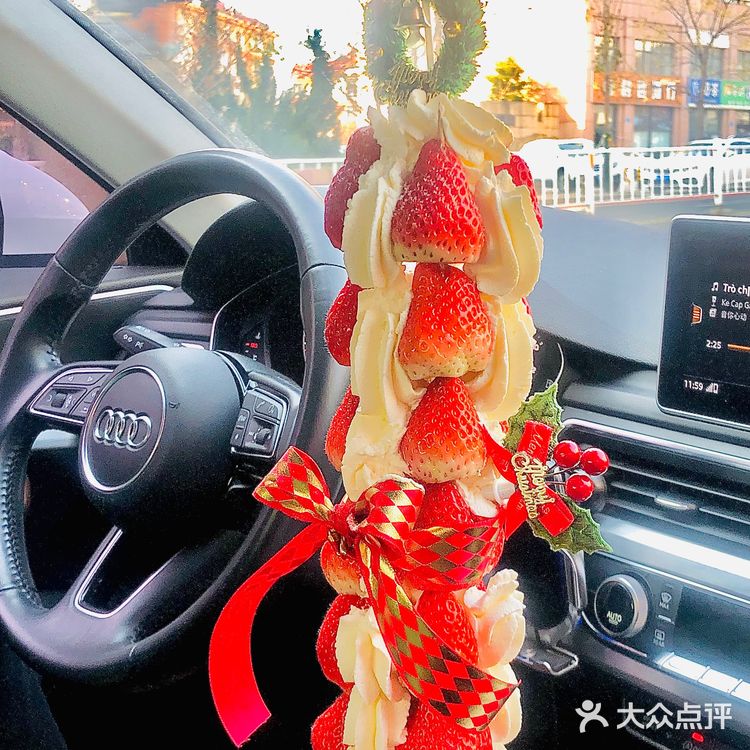 在威海吃上了草莓通天塔🍓还是巨巨巨巨塔哦‼️