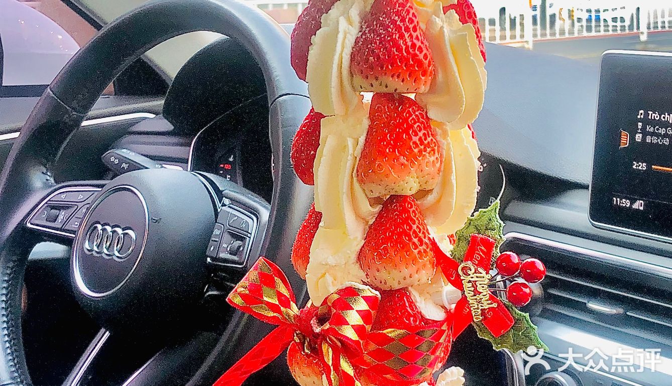在威海吃上了草莓通天塔🍓还是巨巨巨巨塔哦‼️