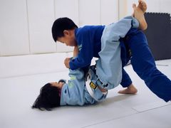 -菠萝格斗巴西柔术训练馆