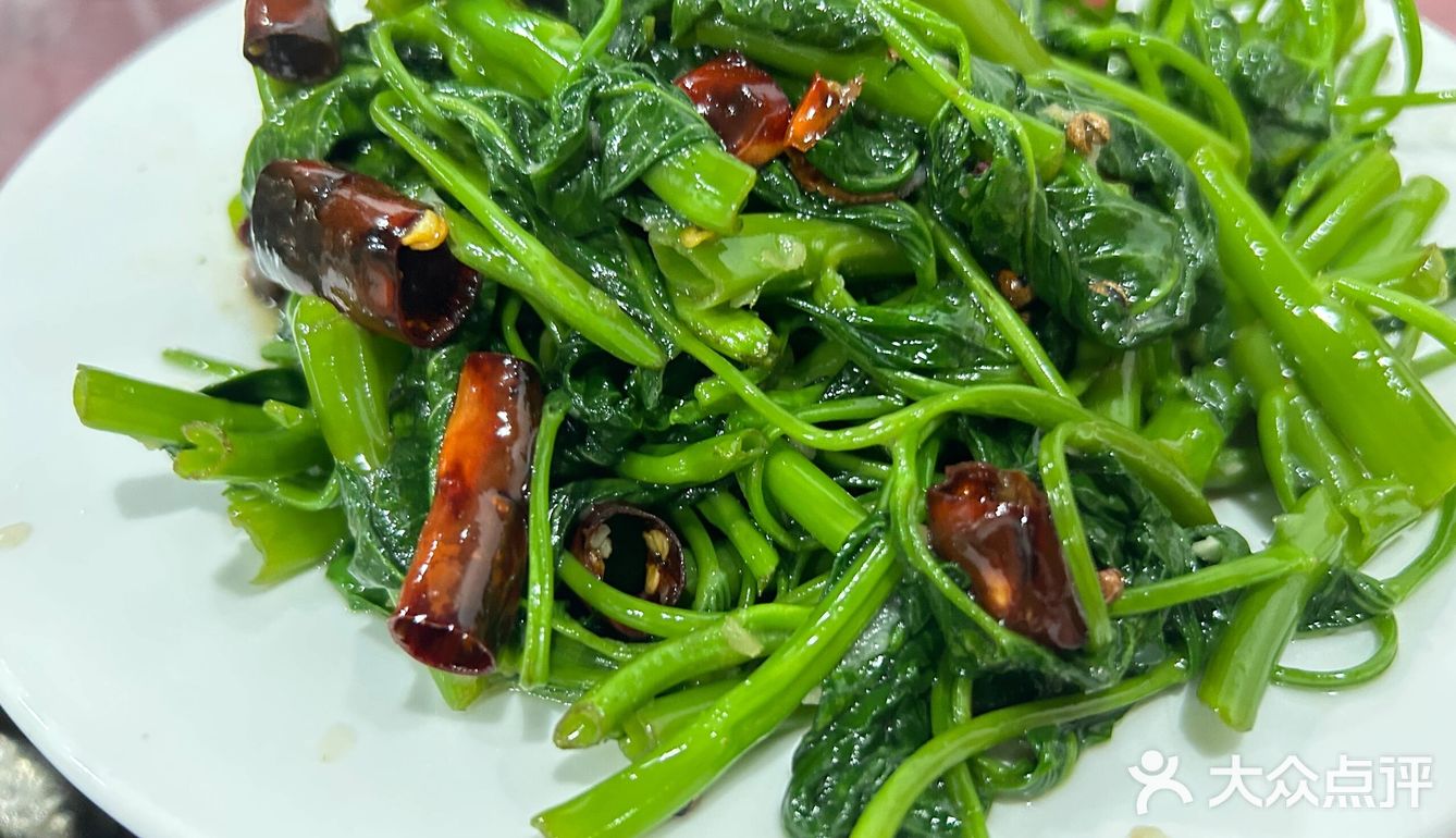 黄水镇上一家开了多年的菌汤老店