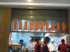 忙忙碌碌的厨师、服务员们-春发生饭店·非遗(南院门店)