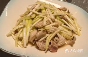Stir-fried Leek Yellow with Paulownia Flowers