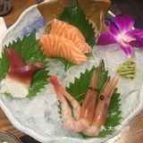 今天在环宇汇的有喜屋深夜食堂吃日料，店面蛮大的