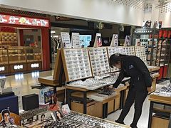 -美式眼镜·授权蔡司.依视路.尼康.豪雅.明月(人民广场店)